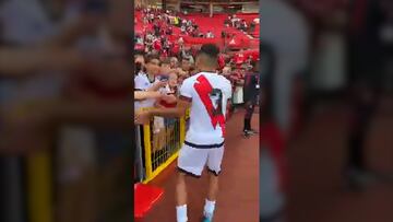 Niños aficionados enloquecen con Falcao en Old Trafford