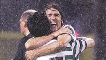 <b>ALEGRÍA. </b>Custódio (27) celebra el pase con su compañero Sá Pinto.