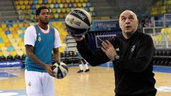 GRAF2368. LAS PALMAS DE GRAN CANARIA, 15/02/2018.- El entrenador del Real Madrid, Pablo Laso, y el jugador Trey Thompkins durante el primer entrenamiento de equipo blanco en el Gran Canaria Arena donde se celebra la Copa del Rey de baloncesto. EFE/Elvira Urquijo A.