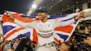 Hamilton, con la bandera brit&aacute;nica en Abu Dhabi.