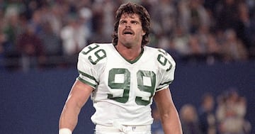 Elegido en la segunda ronda de 1979, Gastineau jugó para los New York Jets y en 1990 se convirtió en jugador de los BC Lions.