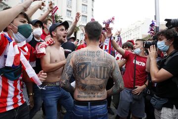 Algunos aficionados del Atltico de Madrid se acercaron a la fuente madrile?a de Neptuno para celebrar el ttulo de Liga conseguido.