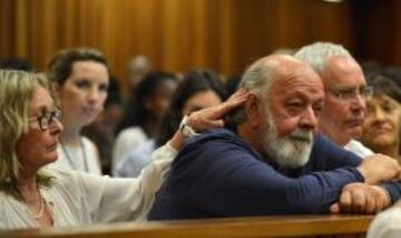 Barry Steenkamp, padre de la difunta novia de Oscar Pistorius, Reeva Steenkamp, llora durante el juicio del atleta al lado de su mujer, June.