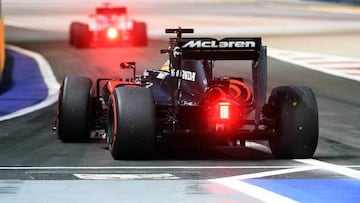 Alonso con el McLaren en Singapur.