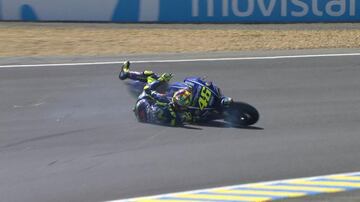 Caída de Valentino Rossi en la última vuelta, cuando marchaba detrás de Viñales.