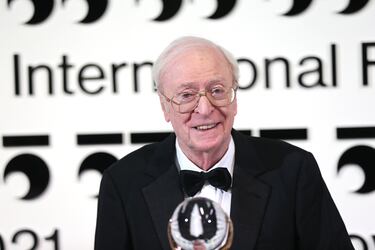 Michael Caine nació el 14 de marzo de 1933 en Londres, Reino Unido. Es uno de los actores británicos más reconocidos, con más de 130 películas en su carrera, incluyendo 'Alfie'(1966), 'Las normas de la casa de la sidra', y la trilogía de Batman: El Caballero Oscuro dirigidas por Christopher Nolan. Ha ganado dos premios Óscar y ha sido nombrado caballero por la reina Isabel II. Su estilo elegante y voz inconfundible lo han convertido en un ícono del cine británico.

En octubre de 2023 anunció su retirada definitiva de la actuación. Aunque ha tenido problemas de movilidad y salud en los últimos años, se mantiene lúcido y activo como escritor, y disfruta de su vida familiar en paz.