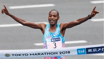 El keniano Dickson Chumba llega victorioso en la maratón de Tokio.