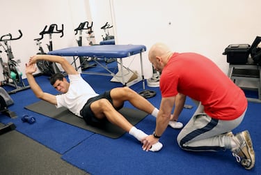Carlos Alcaraz en el gimnasio realizando ejercicios de core durante su preparación para el Abierto de Australia 2026 en el centro médico deportivo Cardiosalus Sport en Murcia.