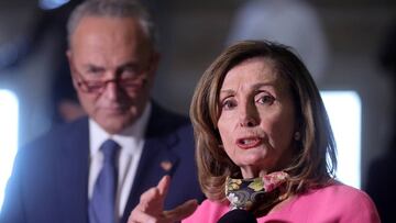 FOTO DE ARCHIVO: La presidenta de la C&aacute;mara de Representantes de EE. UU., Nancy Pelosi (D-CA) y el l&iacute;der de la minor&iacute;a del Senado, Chuck Schumer (D-NY) en el Capitolio de EE. UU. En Washington, Estados Unidos, 7 de agosto de 2020.