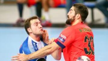 Nikola Karabatic (Barcelona) intenta evitar quie el polaco Jurkiewicz pase al pivote,
