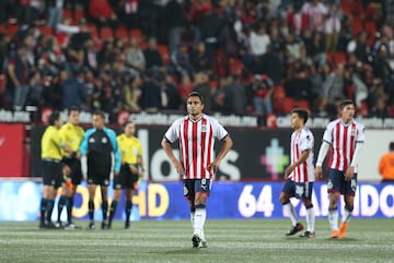 Tal como se esperaba, Guadalajara salió con un equipo alternativo ante Tijuana y esto resultó en un triunfo 3-0 a favor de los fronterizos. Matemáticamente, Chivas ya no tiene esperanzas de llegar a la liguilla, pero eso puede quedar olvidado esta semana cuando disputen la final de ida de la Liga de Campeones de la Concacaf. Por su parte, Xolos se mantuvo en séptimo lugar y mantiene sus chances de terminar entre los ocho primeros. 