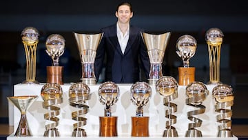 Fabien Causeur posa con todos los trofeos conseguidos con el Real Madrid.