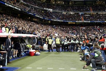  El 9 de enero de 2016, Zinedine Zidane y su cuerpo técnico s sentaban por primera vez en el banquillo del estadio Santiago Bernabéu. Visitaba el coliseo blanco el Deportivo de La Coruña, pero todos los focos estaban fijados en el entrenador francés. Sus jugadores no quisieron ser meras comparsas y en un partido intenso golearon a los gallegos con un contundente 5-0, con tres goles de Bale y otros dos de Benzema (curiosamente, el primero y el último de la manita)…