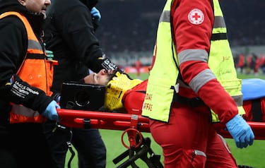 El golpe fue tan contundente que el jugador cayó inmediatamente al césped, sangrando y mostrando signos de dolor intenso.