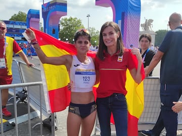 La Reina posa con la medallista española en la carrera de 20 km marcha, María Pérez. 