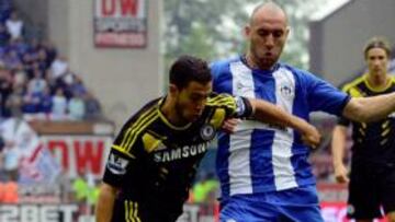 Hazard encara a Ramis, que le terminó haciendo penalti.