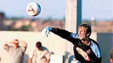 <b>DEBUTANTE EN UN AMISTOSO ESPERANZADOR</B>. Erwin Lemmens se estrenó ayer con la camiseta del Espanyol y su equipo volvió a mostrar una buena cara.