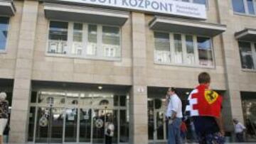 <b>INCONDICIONALES. </b>Aficionados muestran su apoyo a Massa ante las puertas del hospital AEK.