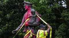 Statue of Confederate President Jefferson Davis falls on a man in Portsmouth protests