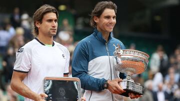 El tenista espa&ntilde;ol David Ferrer posa junto a Rafa Nadal en la entrega de trofeos tras la final de Roland Garros 2013.