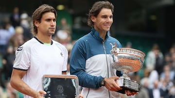 El tenista espa&ntilde;ol David Ferrer posa junto a Rafa Nadal en la entrega de trofeos tras la final de Roland Garros 2013.