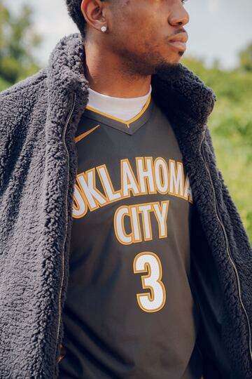 El uniforme de este año se diseñó en colaboración con el Museo y Monumento Conmemorativo Nacional de Oklahoma City, en homenaje al valor ciudadano tras los devastadores bombardeos de abril de 1995. El color blanco en los laterales del pantalón representa la piscina reflectante del monumento. Sobre la etiqueta de la camiseta, pueden leerse las palabras Service, Honor y Kindness.