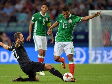 Giovani Dos Santos lucha por un balón frente al neozelandés Andrew Durante.