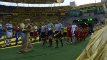 CUARTA FINAL CON EQUIPOS DEL MISMO PAÍS. Dortmund-Bayern. Esta será la cuarta vez que dos equipos del mismo país se disputen la supremacía del fútbol europeo. En 2000, el Madrid derrotó al Valencia en la que fue la primera ocasión. Posteriormente, en 2003, el Milán y la Juve italianos disputaron la final de la Champions League en Old Trafford. Cinco años después, en 2008, el Manchester United inglés derrotó al también inglés Chelseaen Moscú en una agónica tanda de penaltis.