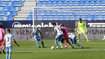 Imagen de un lance del Málaga - Las Palmas.