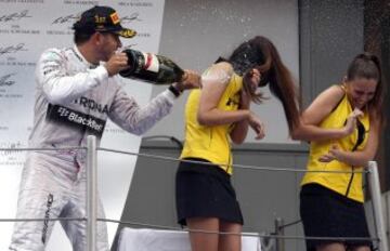El piloto británico de Mercedes, Lewis Hamilton, celebra en el podio su victoria en el GP España.