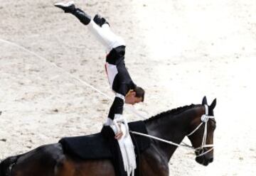 El francés Vincent Haennel con su caballo 'Quartz d'Olbiche' durante su ejercicio en el Campeonato del Mundo de volteo.