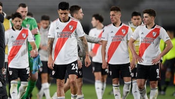 AMDEP8423. BUENOS AIRES (ARGENTINA), 11/08/2021.- Jugadores de River salen al perder hoy, en un partido de los cuartos de final de la Copa Libertadores ente River Plate y Atl&eacute;tico Mineiro en el estadio Monumental en Buenos Aires (Argentina). EFE/Juan Mabromata POOL