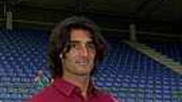 El defensa valenciano Carlos Llorens, muestra la camiseta del Alavés. (EFE)