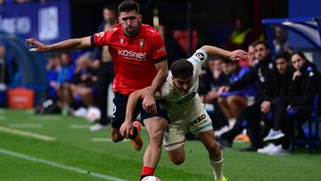 PAMPLONA, 02/11/2024.- El defensa del Osasuna Jesús Areso (i) y el delantero del Valladolid Mamadou durante el partido de la 12ª jornada de LaLiga en el Estadio de El Sadar, en Pamplona, este sábado. EFE/ Iñaki Porto