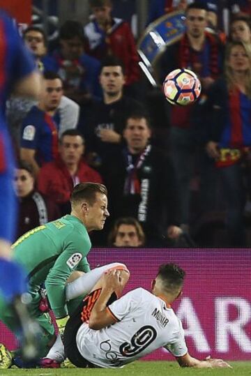 Choque entre Ter Stegen y Munir.