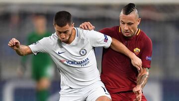 Nainggolan intenta arrabatarle la pelota a Hazard durante el &uacute;ltimo partido en la Champions League.