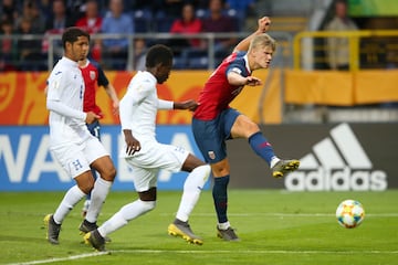 Es un habitual de la Selección Sub-20 de Noruega. El 30 de mayo de 2019 batió todos los récords al marcarle 9 goles en la victoria de su equipo ante Honduras por 12-0 en el Mundial Sub-20 celebrado en Polonia.