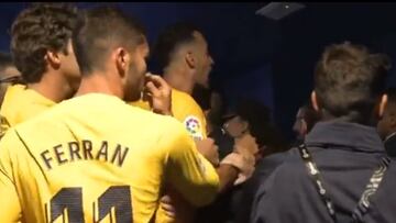 Ferran Torres, Busquets y Marcos Alonso se defienden de la carga de los aficionados espanyolistas.