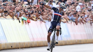 El ciclista franc&eacute;s Julian Alaphilippe celebra su victoria en la prueba en ruta absoluta masculina de los Mundiales de Ciclismo en Ruta de Flandes 2021.