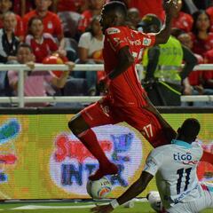 Junior pone suplentes y le roba empate al América