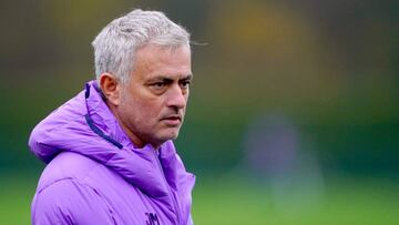 Mourinho dirigiendo el entrenamiento del Tottenham.