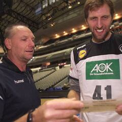 Schwarzer viste a Nowitzki con la camiseta de Alemania