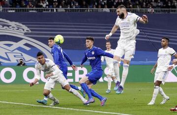 Casemiro se apresta a rematar de cabeza lo que ser&iacute;a el primer gol del partido.