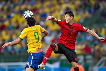 En el Mundial Sub 17 de 2005 dejó en cero a la Selección Brasileña, además de que ha sido uno de los zagueros más constantes en el Tricolor. También dio un partidazo en Brasil 2014 para dejar en cero la portería mexicana ante la Verdeamarelha.