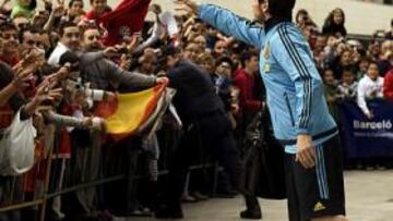 <b>ÍDOLOS. </b>Iker Casillas, saludando a los aficionados.