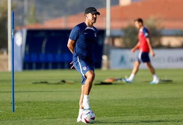 Diego Pablo Simeone durante la sesión de entrenamiento de hoy del Atlético de Madrid en Los Ángeles de San Rafael.