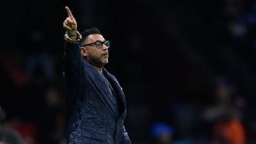 Pumas� head coach Antonio Mohamed reacts during the Mexican Clausura 2023 tournament football match against America at the Azteca stadium in Mexico City, on April 22, 2023. (Photo by PEDRO PARDO / AFP)