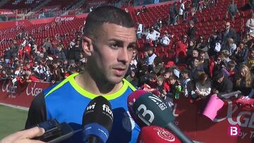 Dani Rodr¨ªguez, centrocampista del Mallorca, atiende a los medios de comunicaci¨®n en Son Moix.
