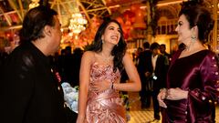 Mukesh Ambani, presidente de Reliance Industries, Radhika Merchant y Nita Ambani, comparten un momento durante las celebraciones previas a la boda. 