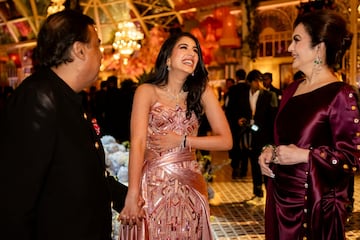 Mukesh Ambani, presidente de Reliance Industries, Radhika Merchant y Nita Ambani, comparten un momento durante las celebraciones previas a la boda. 